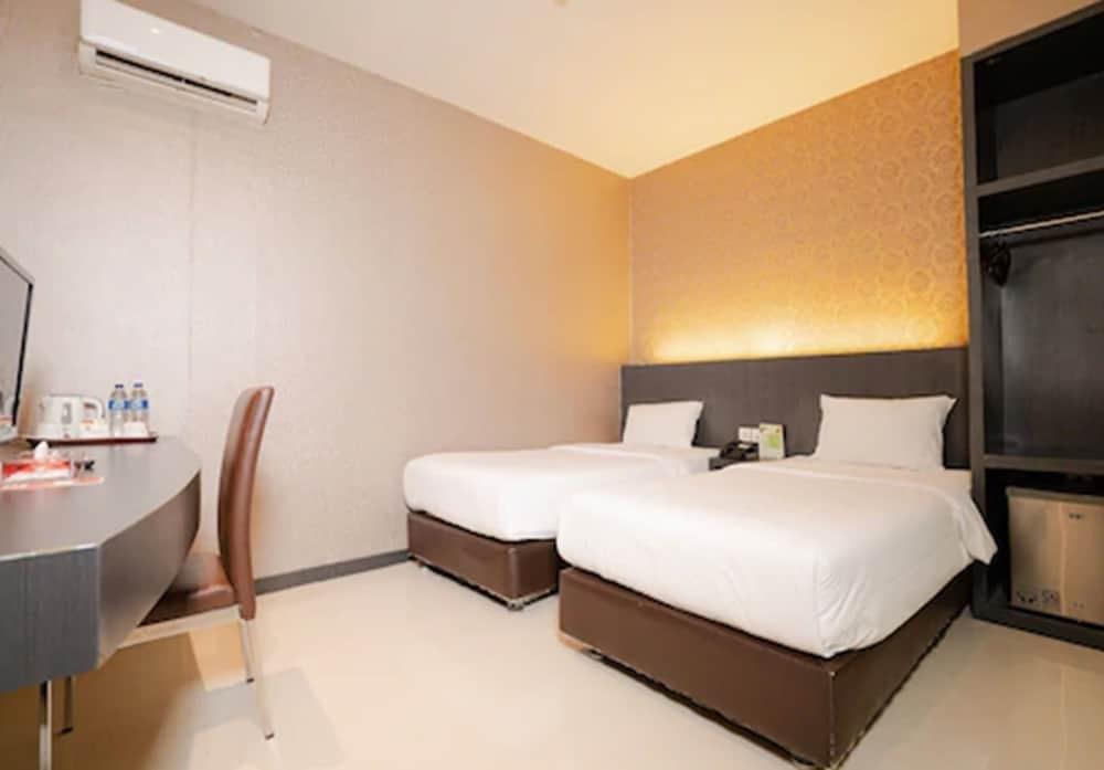 The Crew Hotel Kualanamu International Airport Medan Buitenkant foto
