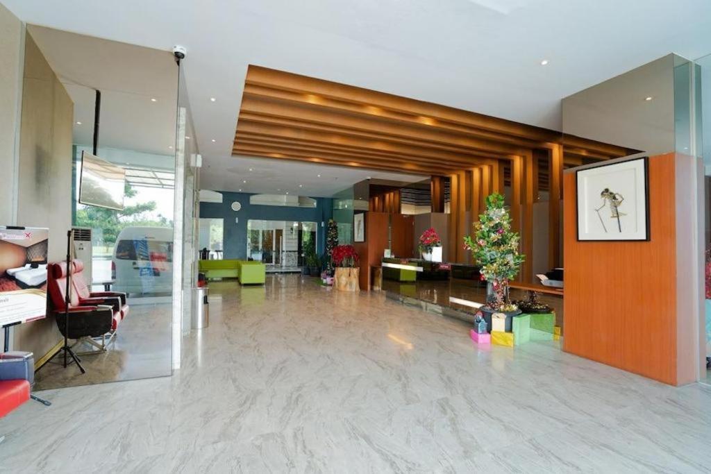 The Crew Hotel Kualanamu International Airport Medan Buitenkant foto