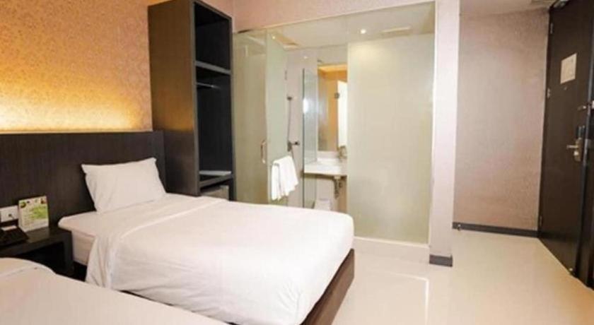 The Crew Hotel Kualanamu International Airport Medan Buitenkant foto